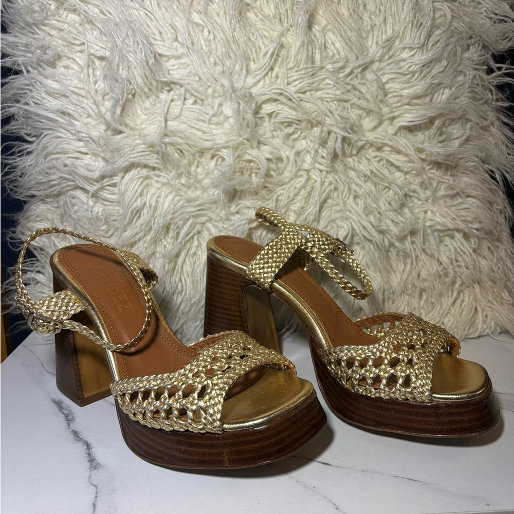 Souliers Martinez - CHEYENNE Gold Woven Leather Platform Sandals